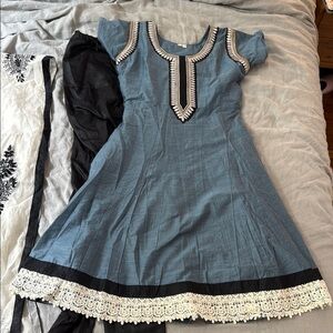 Indian kurta/Salwar (midi-length Indian dress with pants and scarf)